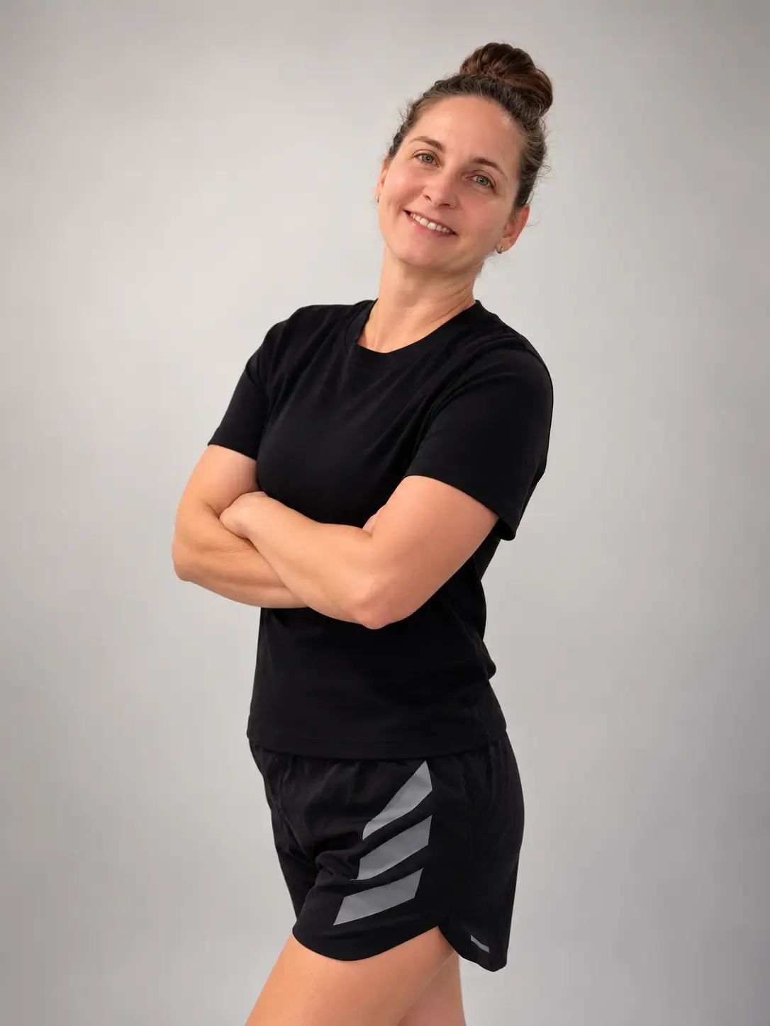Julia Müller mit verschränkten Armen, lächelnd